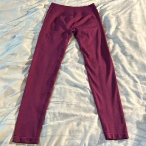 Aurola seamless scrunch leggings in color Magenta. Size Medium. No size tag.